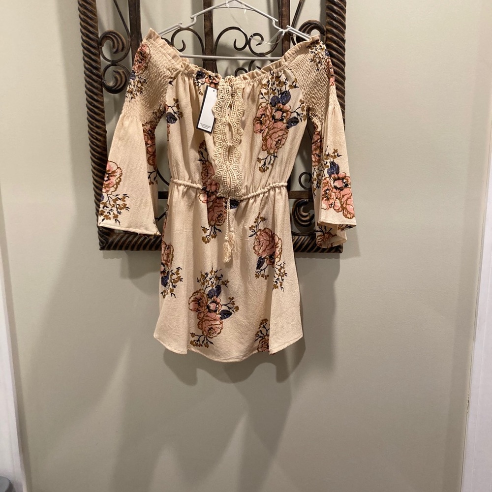 Off shoulder short style light material dress